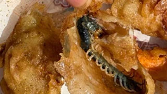 顾客称炸鸡里裹着整条蜈蚣！门店称已停业消杀