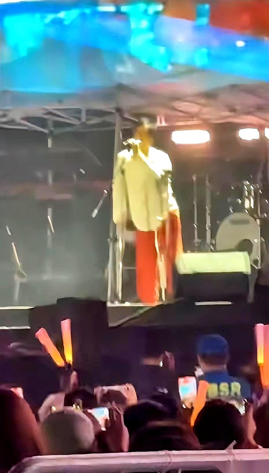 那份盖着红章的“取消公告”传疯了，说郑智化延吉演唱会因舆论风险，彻底黄了。
内地