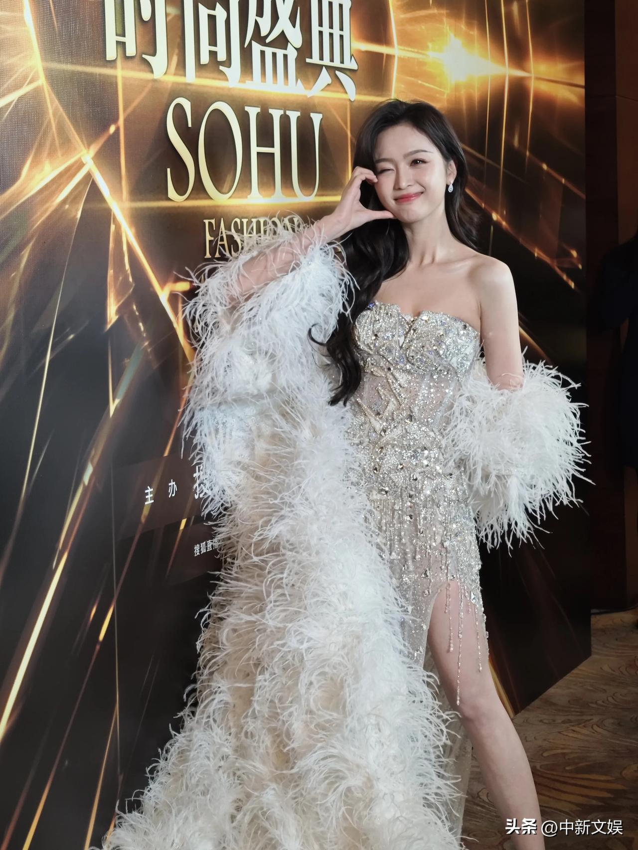 【吴宣仪复古羽毛裙】吴宣仪笑容好甜 又想感叹一次，@吴宣仪_Betty 笑容好甜