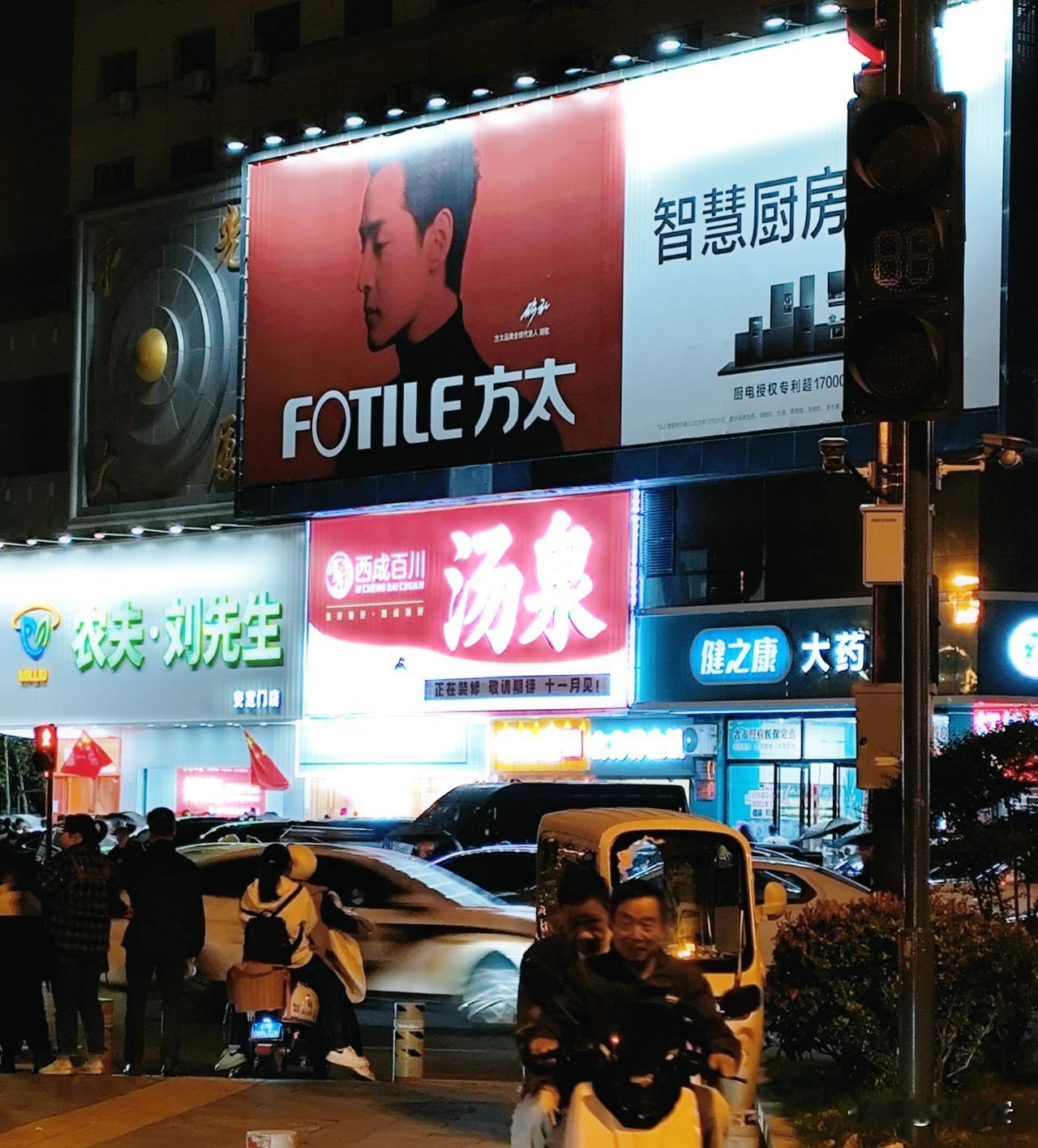 西安西门外这家超市，前任开了20年倒了，新来的刚试营业就被挤爆！到底差在哪？
