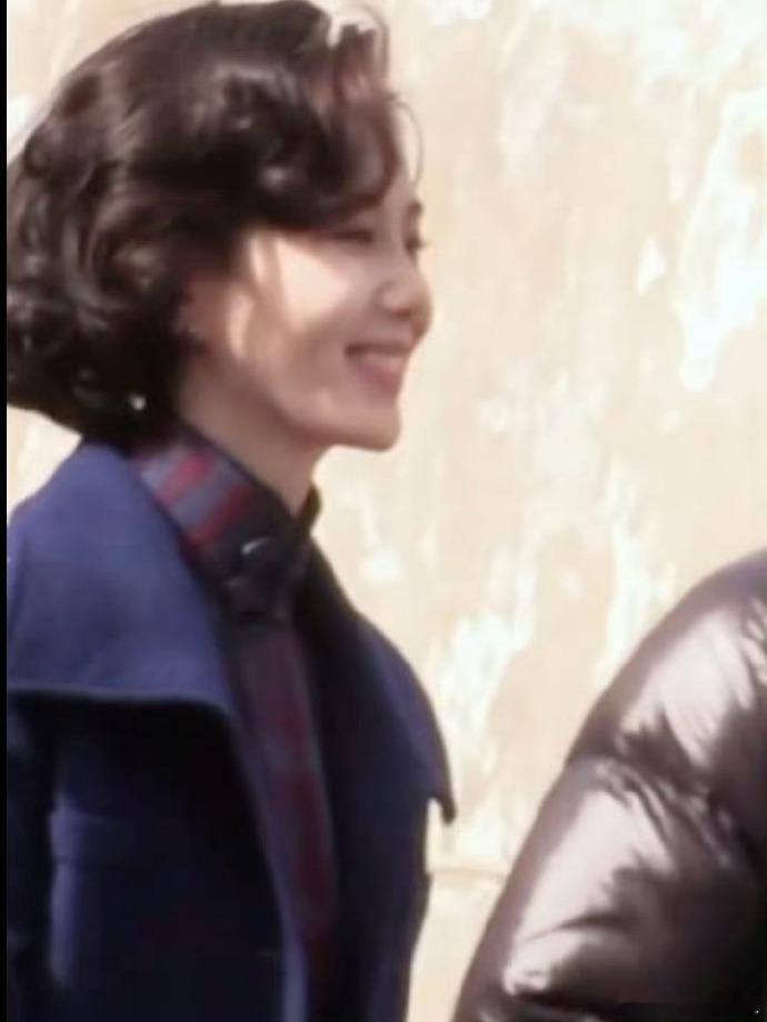 旗袍卷发勾勒刘诗诗《千里江山图》首套造型，民国韵味与温婉气质相融，细节处理凸显年