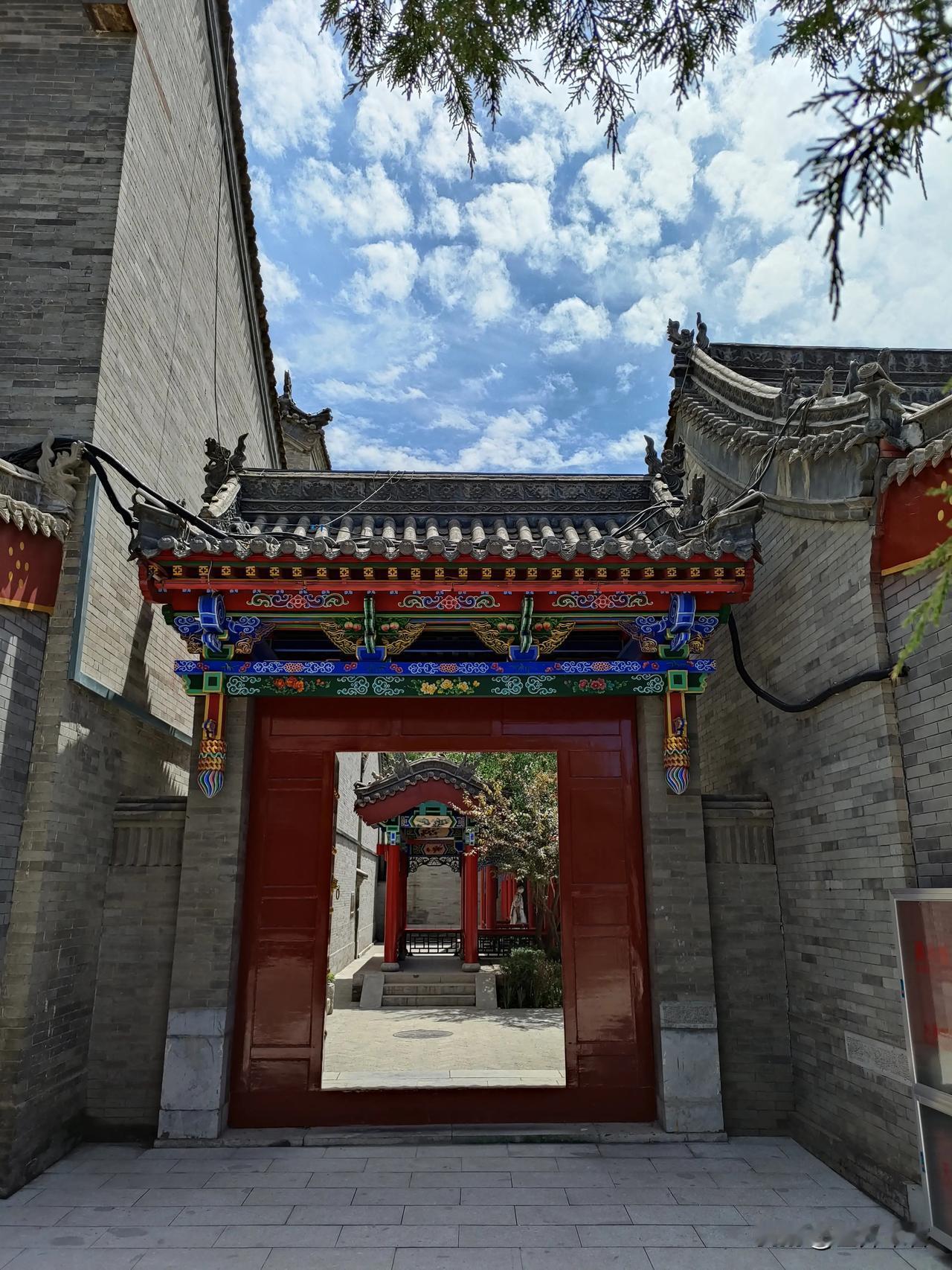【垂花门】“大门不出，二门不迈”说的是古代大家闺秀深居内宅，这个“二门”指的就是