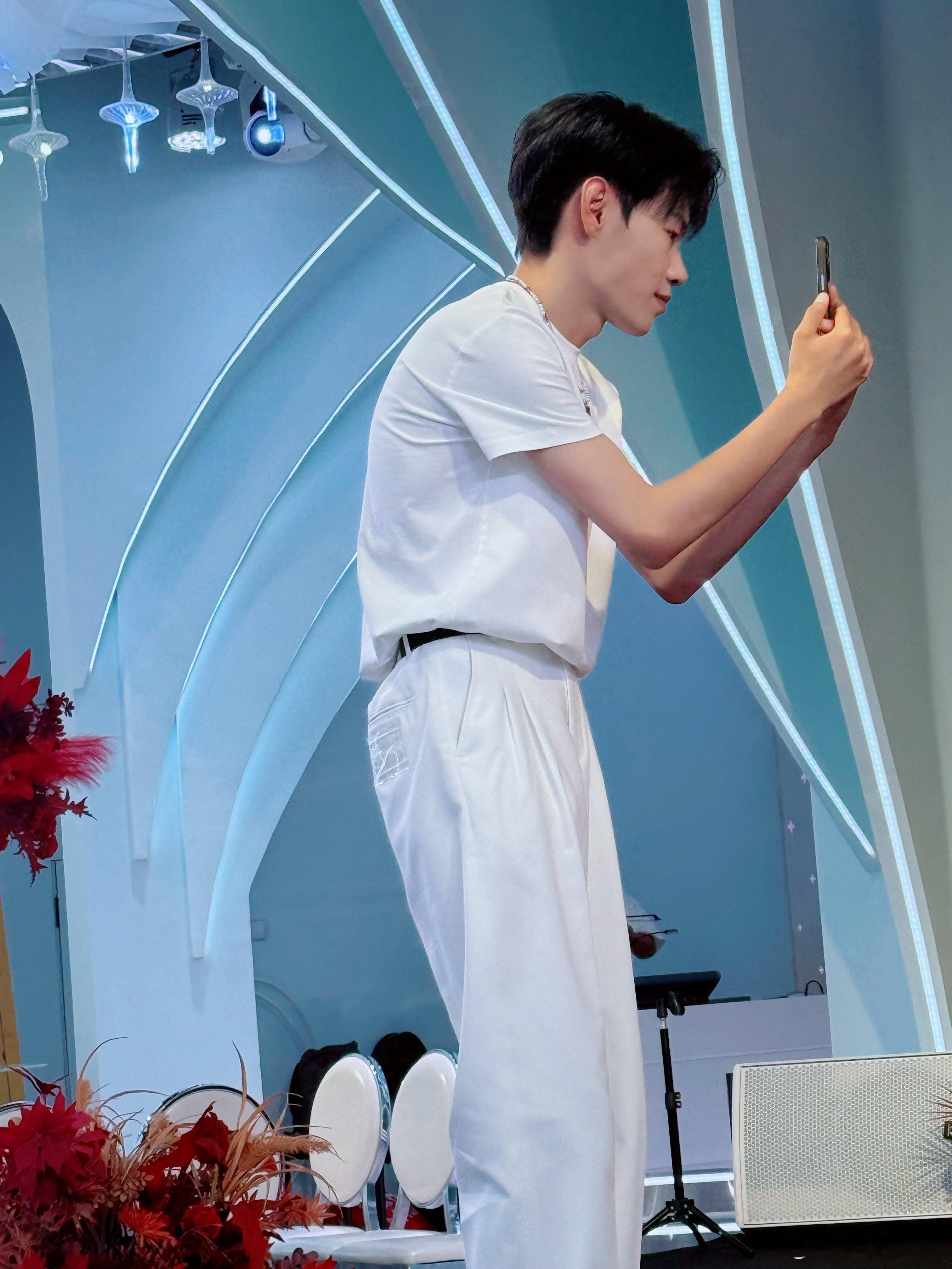 这婚礼上随便一个🎤的不长得蛮像所谓的梓瑜吗。。🐒里🐒气的 ​​​
