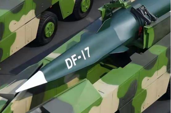 东风 - 17 刚完成千里机动实射，东风 - 4 发射画面就紧跟着官宣，连雷雨天