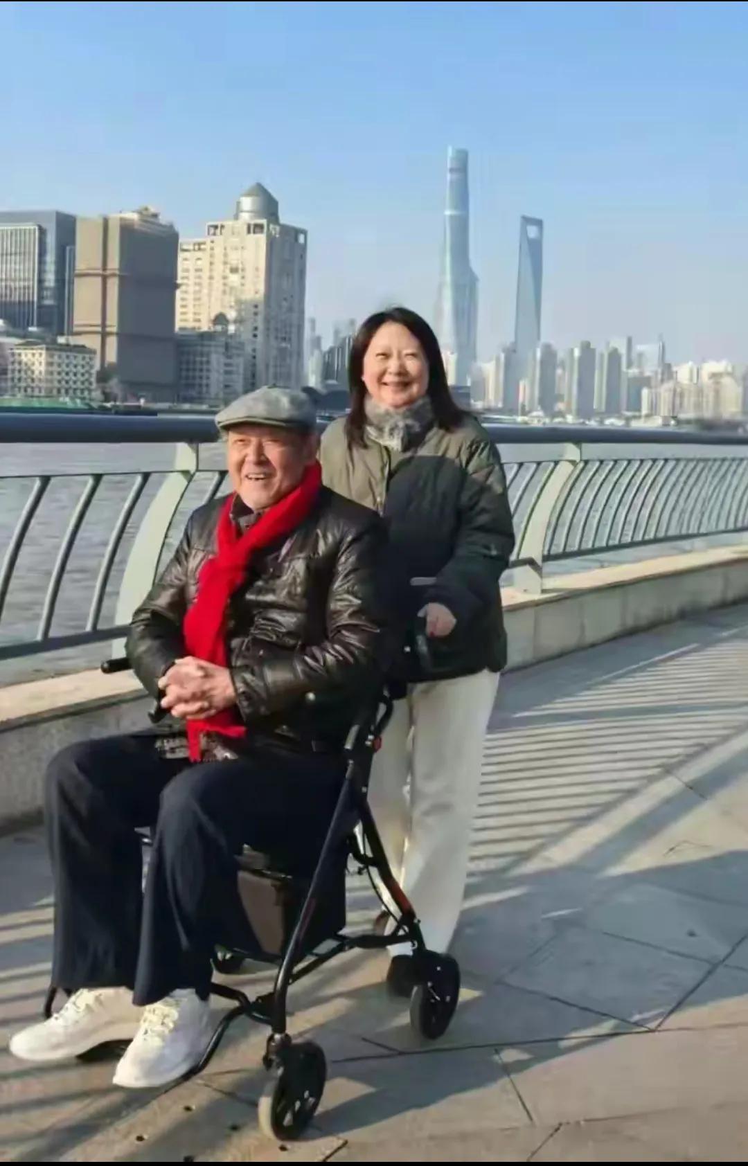 岁月不饶人，86岁的达式常到了人未老腿先衰，银幕小哥哥也成了老爷爷，一切都己过去