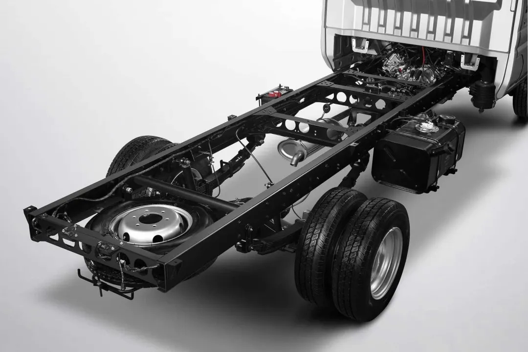 【为什么大货车前后轮长得不一样？】首先需要澄清一下，货车前后轮拆下来其实是一样的