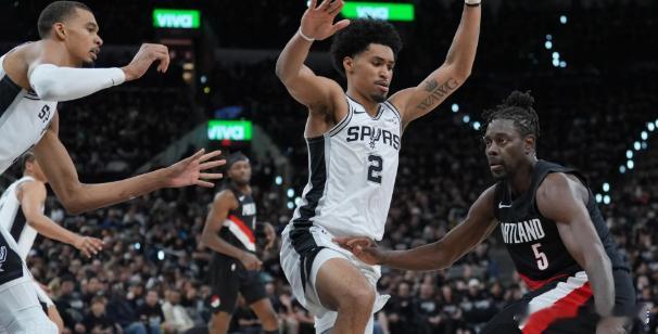 开拓者赢下马刺，1比1。文班亚马脑震荡下场，但哪怕他下场前，也在被霍乐迪上教学课