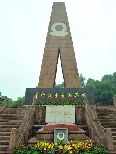 【中吕】山坡羊·游镜山烈士陵园（苏武体）
文/陈德金

圣山重顾，陵园碑树。
忠
