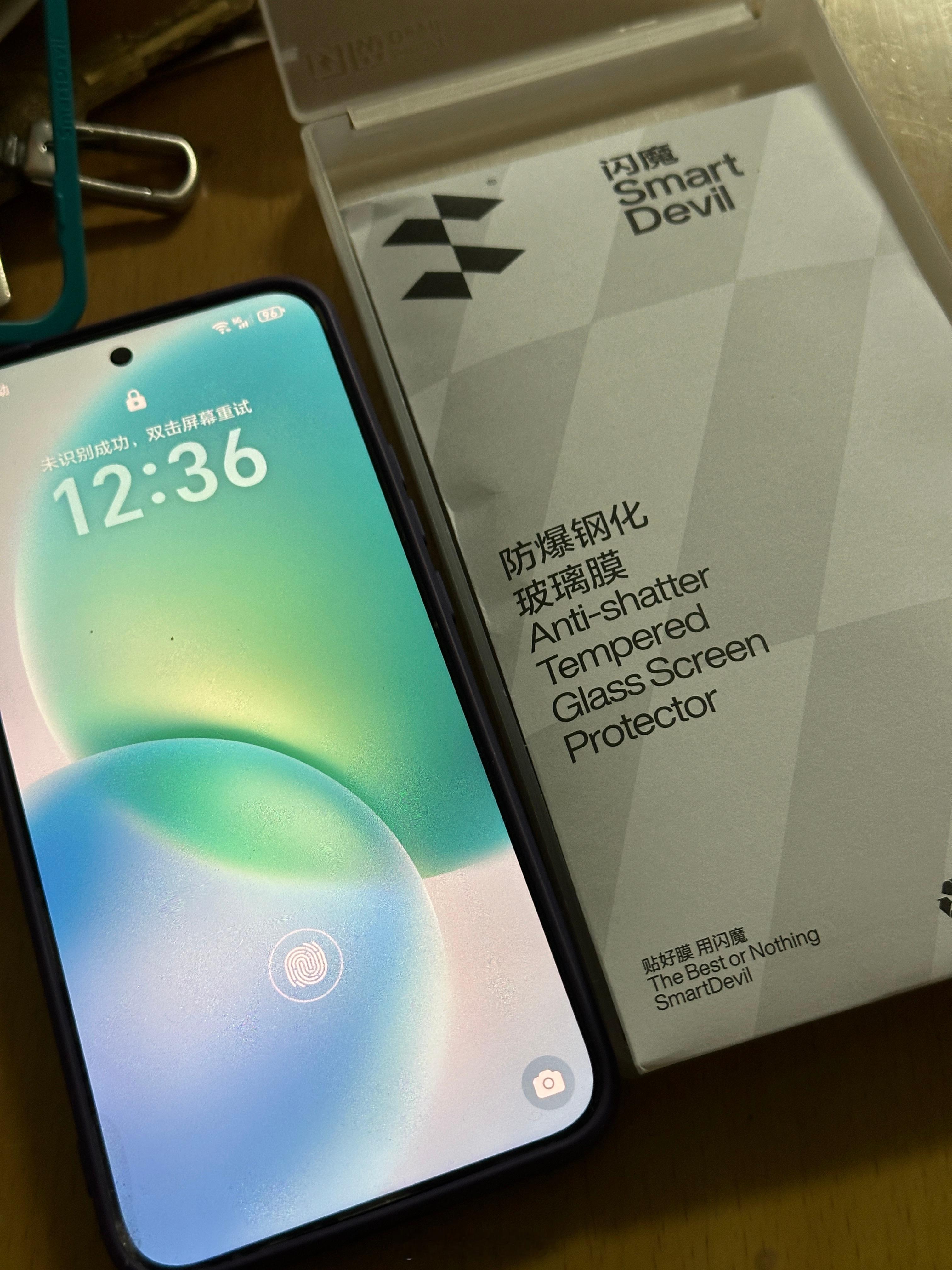 老妈手机之前在店子里贴的软膜不好用容易翘边 让我给贴个钢化膜换好后又说之前指纹解