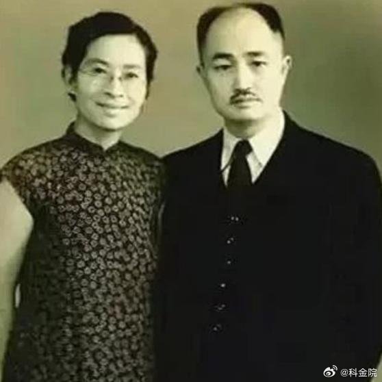 《1949年西柏坡，雷洁琼当面问毛主席：美国和苏联都赞同划江而治，您怎么看？毛主