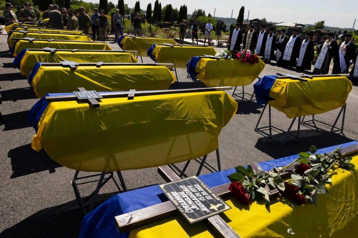 俄乌冲突四周年 《每日邮报》说：为了替家属拿到赔偿，乌克兰士兵将阵亡战友的身体部