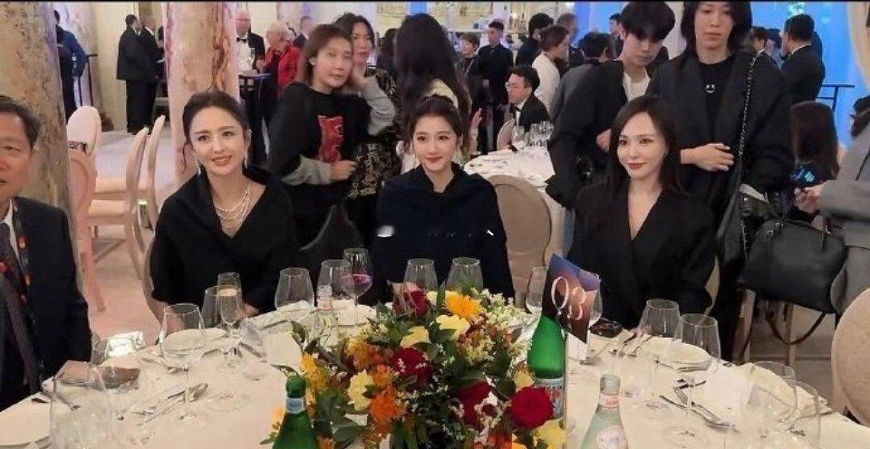 关晓彤与佟丽娅、唐嫣并排而坐，就像是个小孩被安排到了大人的餐桌上。 ​​​