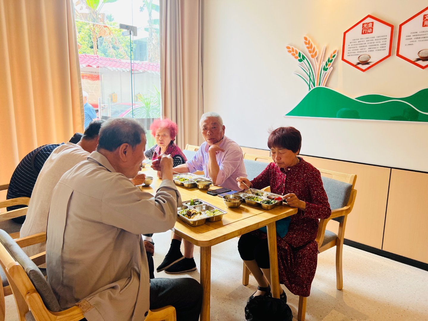 杭州爷爷奶奶的电子饭搭子有点甜社区食堂的新打饭阿姨在长辈中火了“近日，浙江杭州武