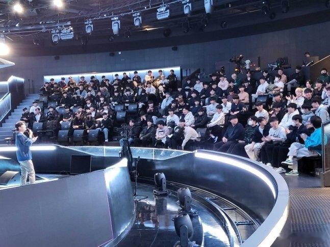 建议LPL也学学？韩媒分享：在春季赛开赛前进行素养教育的选手们今日韩媒分享春季赛