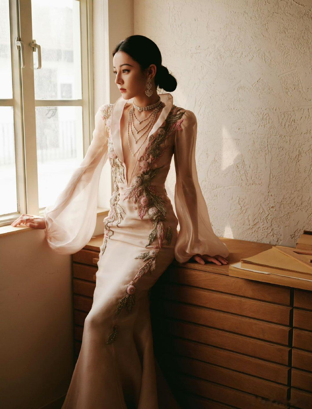 #迪丽热巴知性美##迪丽热巴vogue内场视频# 妈呀迪丽热巴太美啦[哇] ​​