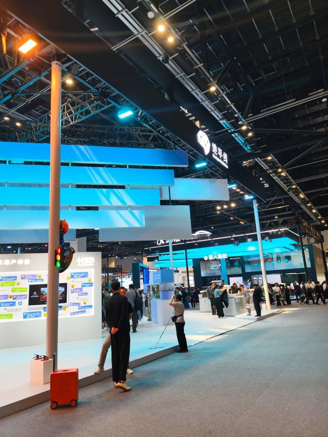 地平线展台的设置主要是面对B端客户，也就是车企的，普通消费者去门店试驾比较好