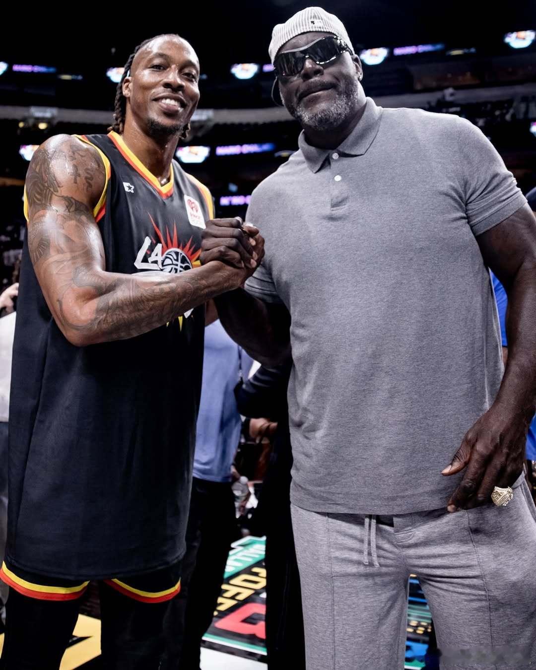世纪和解！奥尼尔来到BIG 3现场观看霍华德比赛，两人握手并合影👀奥尼尔随后接