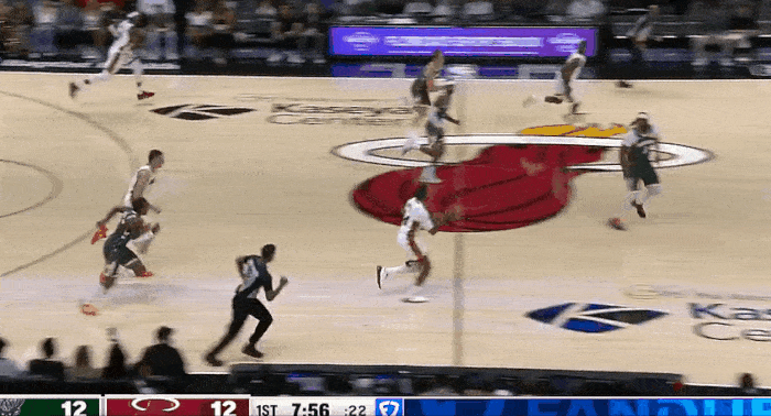 依旧能跳！威金斯上演滑翔空接！
在今天NBA季前赛热火与雄鹿的的第一节比赛中，鲍