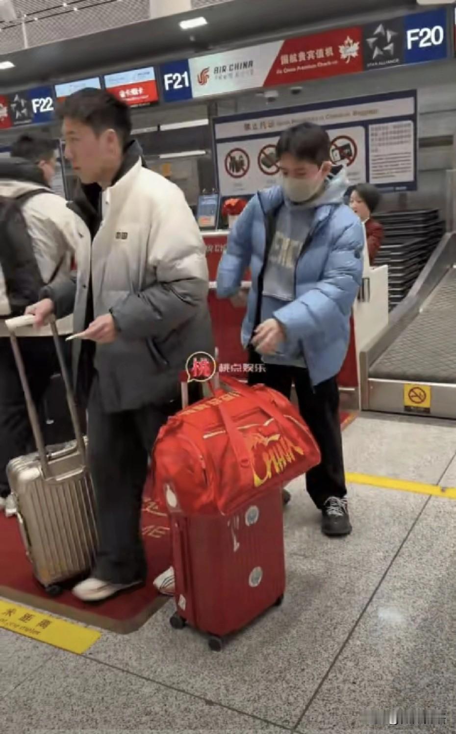 全开源陪着林诗栋去打比赛了。
这次亚洲杯的比赛，国乒除了参赛运动员，去陪练的运动