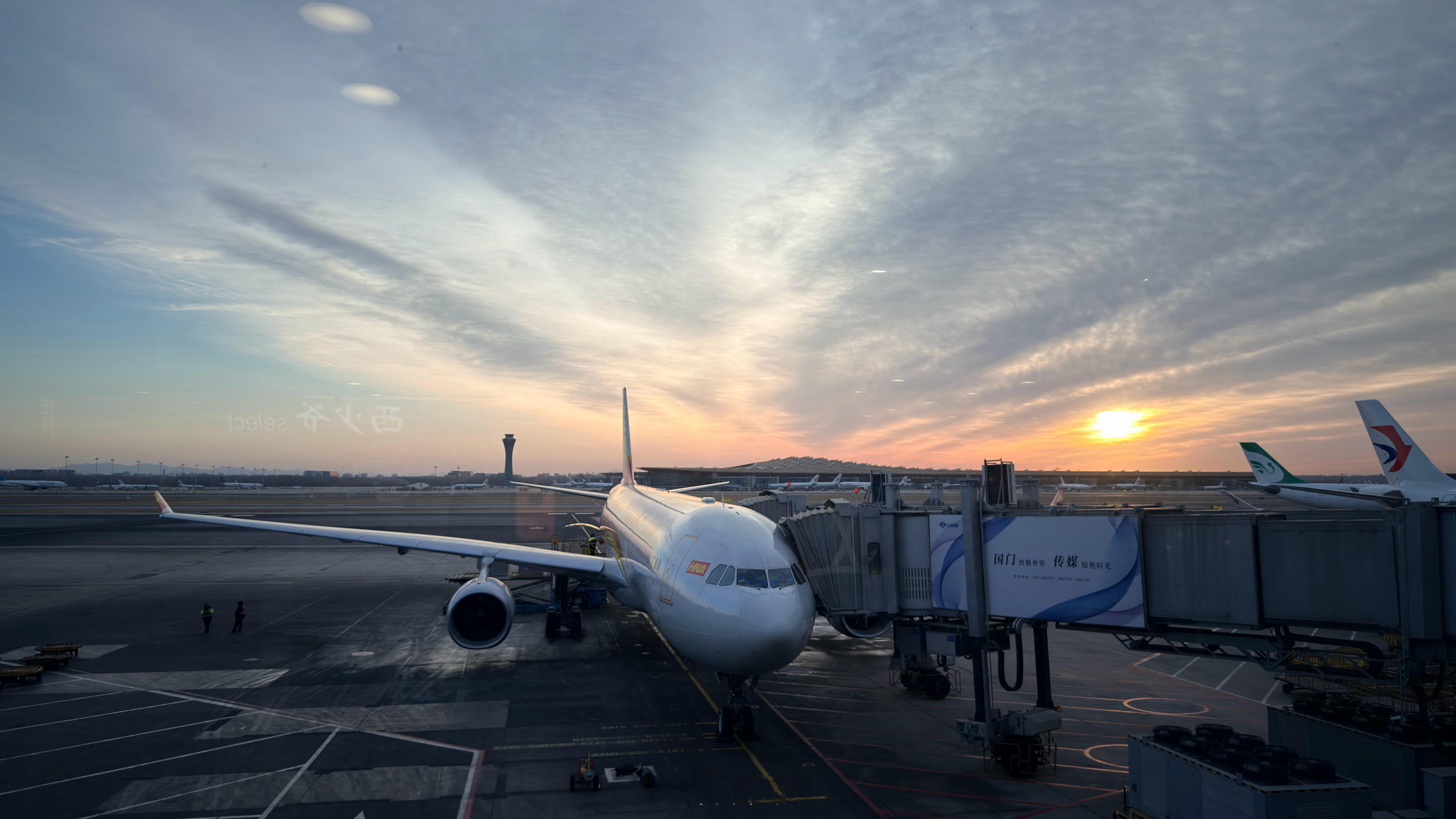 早班机的快乐，就是超级困….. 