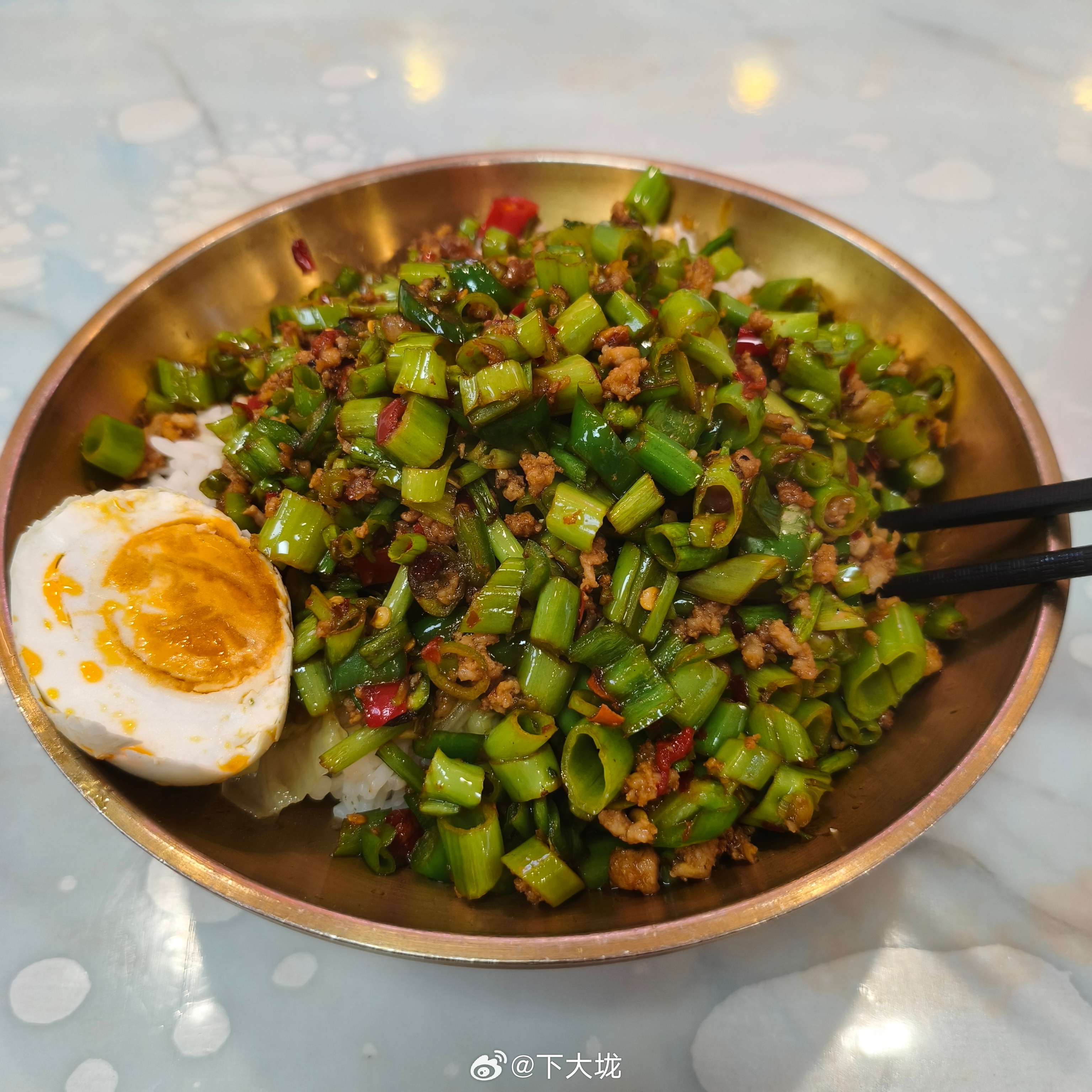 最近出去吃饭，才发现盖码饭并不便宜……有一家连锁店最低的都要18元，最贵的35元