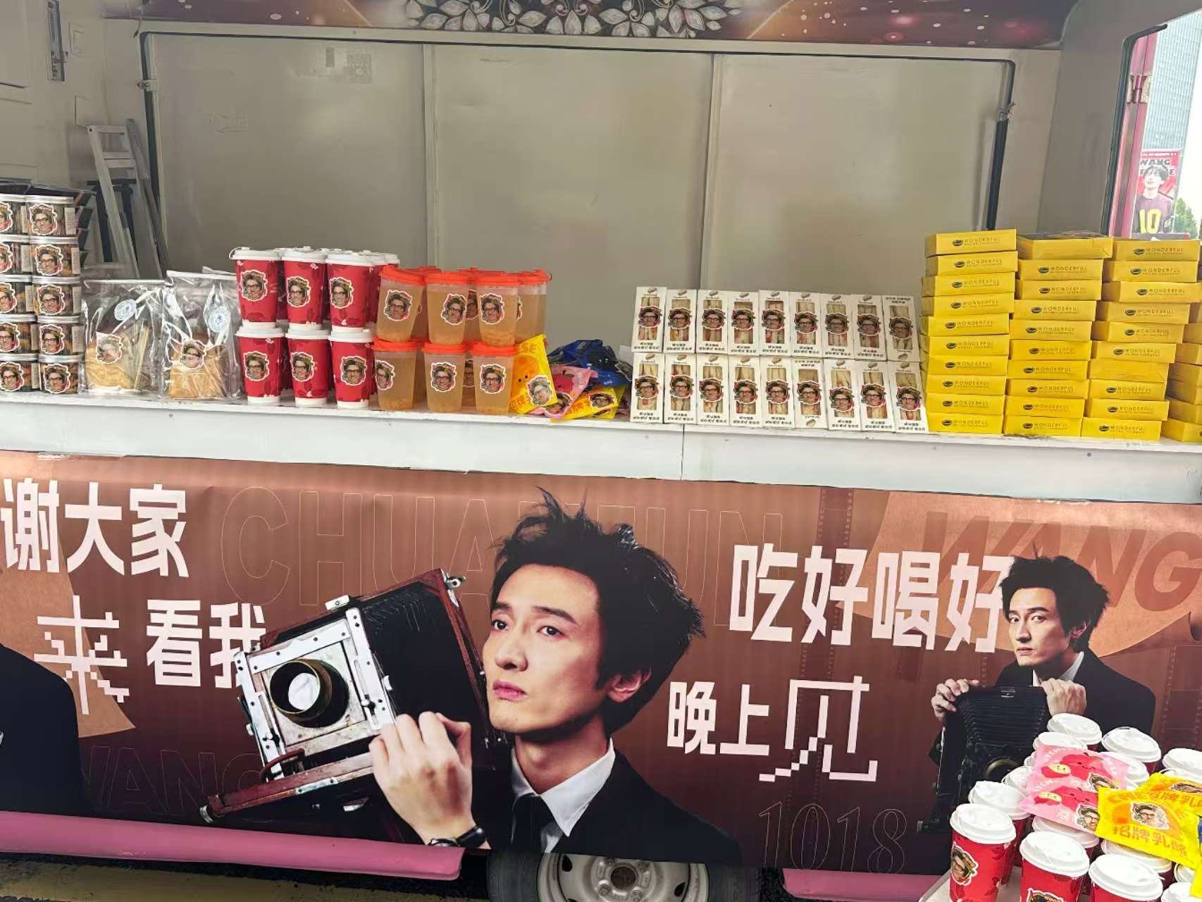 王传君餐车撒饭好大气 笑不活了！别人追星收小卡，蹲王传君上下班能蹭饭。披荆斩棘君