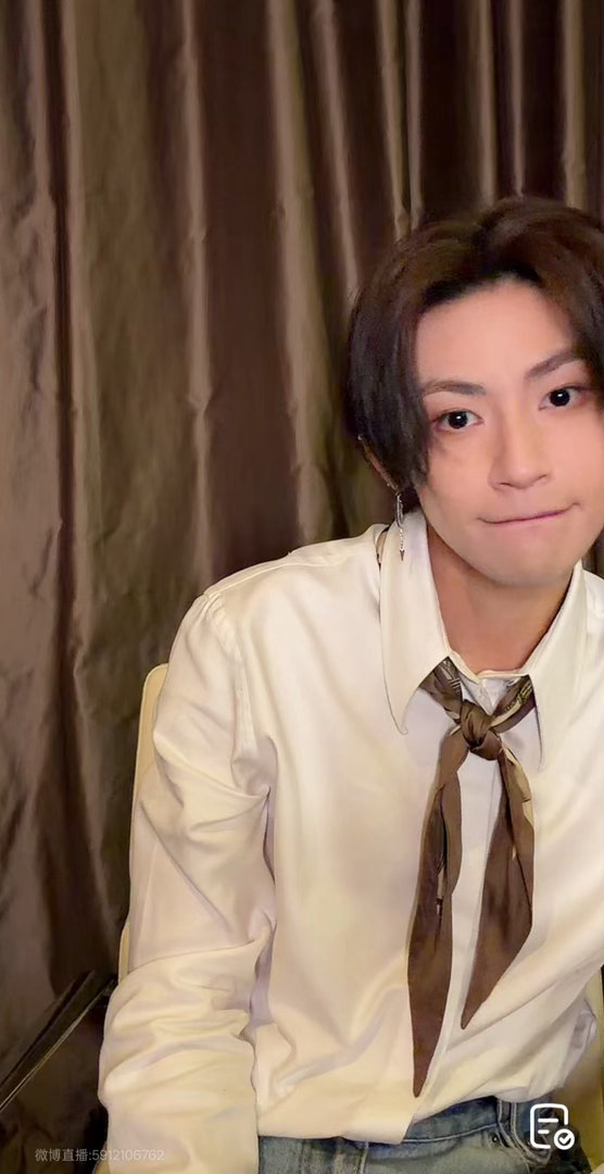 小鬼从练习生到唱作人小鬼八年坚守把热爱酿成星光时间真的好快，一转眼就是八年。从台