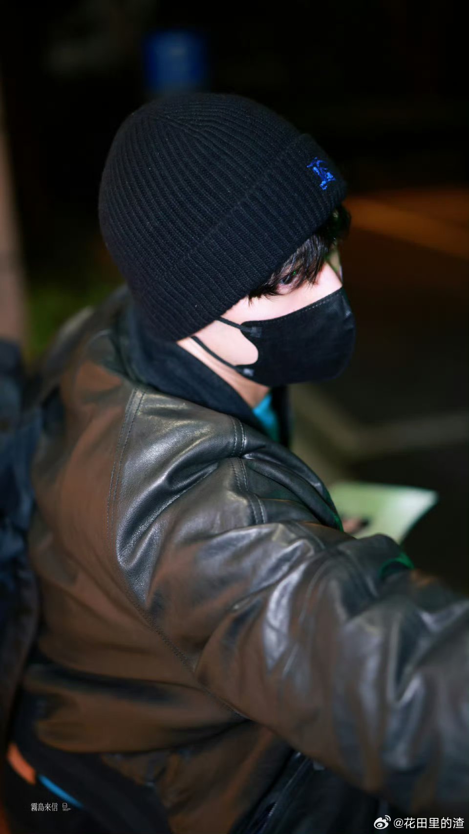 吴磊哥味是一种感觉 救命！吴磊这身穿搭太绝了！黑色皮衣+冷帽的经典组合，把松弛感