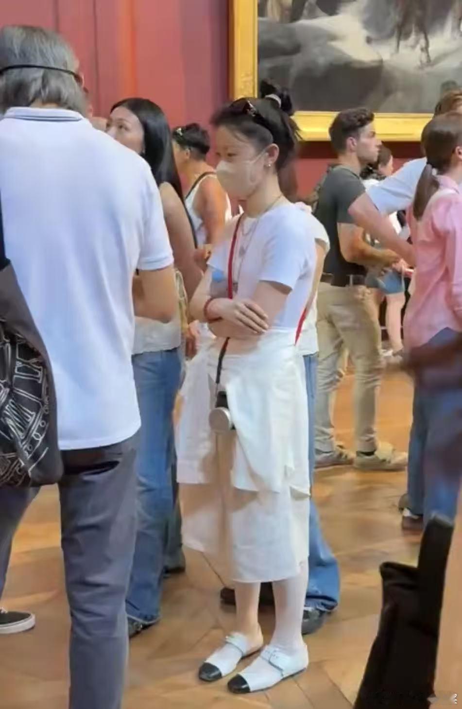 卢浮宫偶遇单依纯网友卢浮宫偶遇单依纯！网友卢浮宫偶遇单依纯