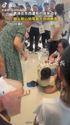 “溺爱成灾！”重庆一男孩在商店里想买东西被妈妈拒绝后，竟当着路人面动手打妈妈，妈