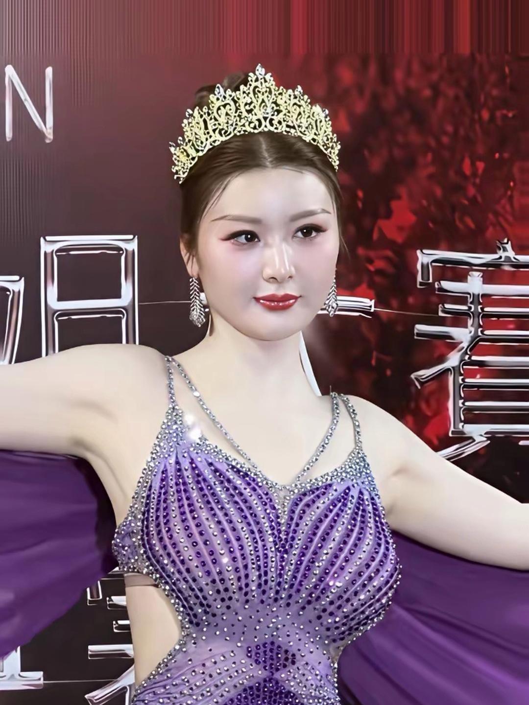 红毯上一眼就被这位姑娘抓住视线，一身满钻紫裙配上精致皇冠，没有纤瘦单薄的骨感，一
