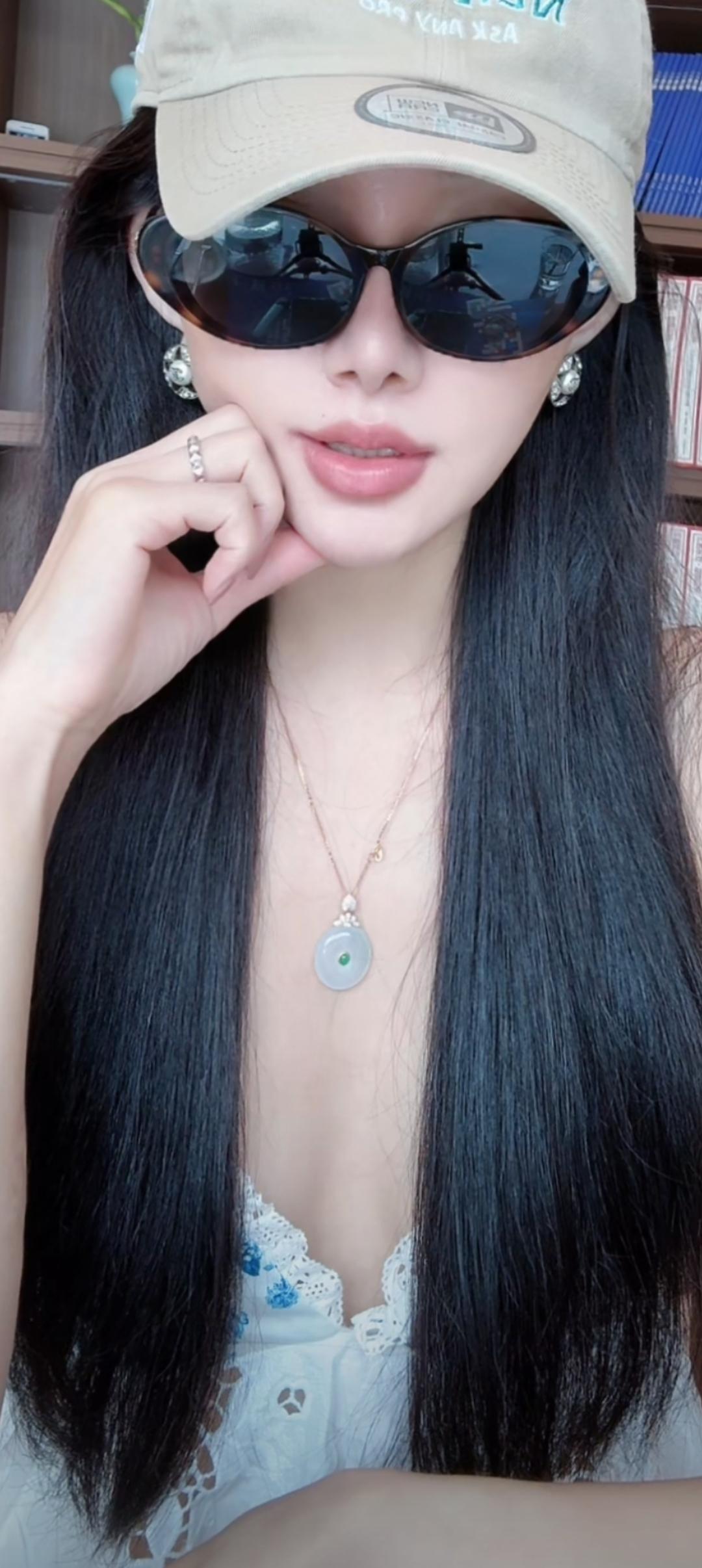 戴墨镜的妹子在思考。