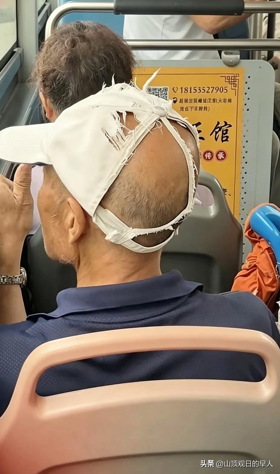 公交邂逅大爷
破帽不舍丢弃
藏着人间至朴温柔
公交上
我无意拍下一位大爷
他反戴