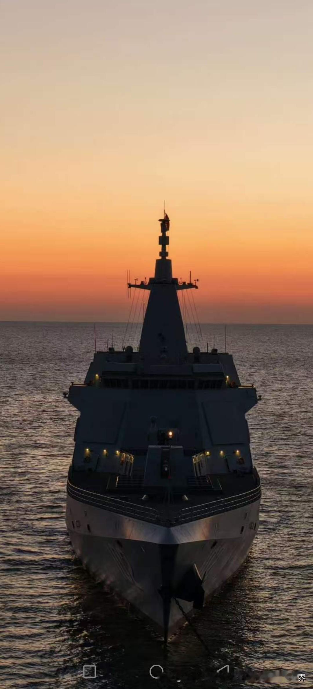 中国海军军宣佳作，艨艟巨舰，不动如山！猜猜它是谁？
威武霸气的战舰