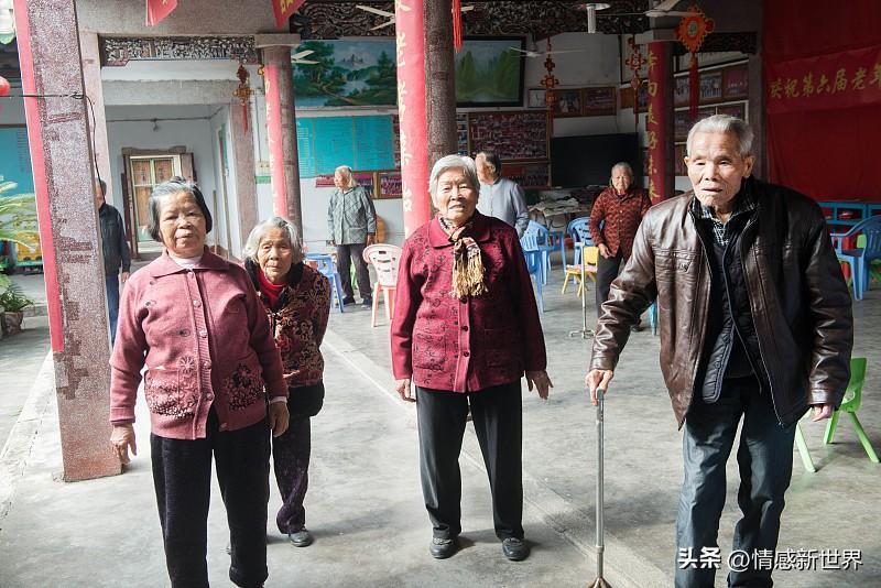 之前总觉得晚年的底气得是七位数以上的存款、市中心百平的养老房，真等身边陆续有长辈