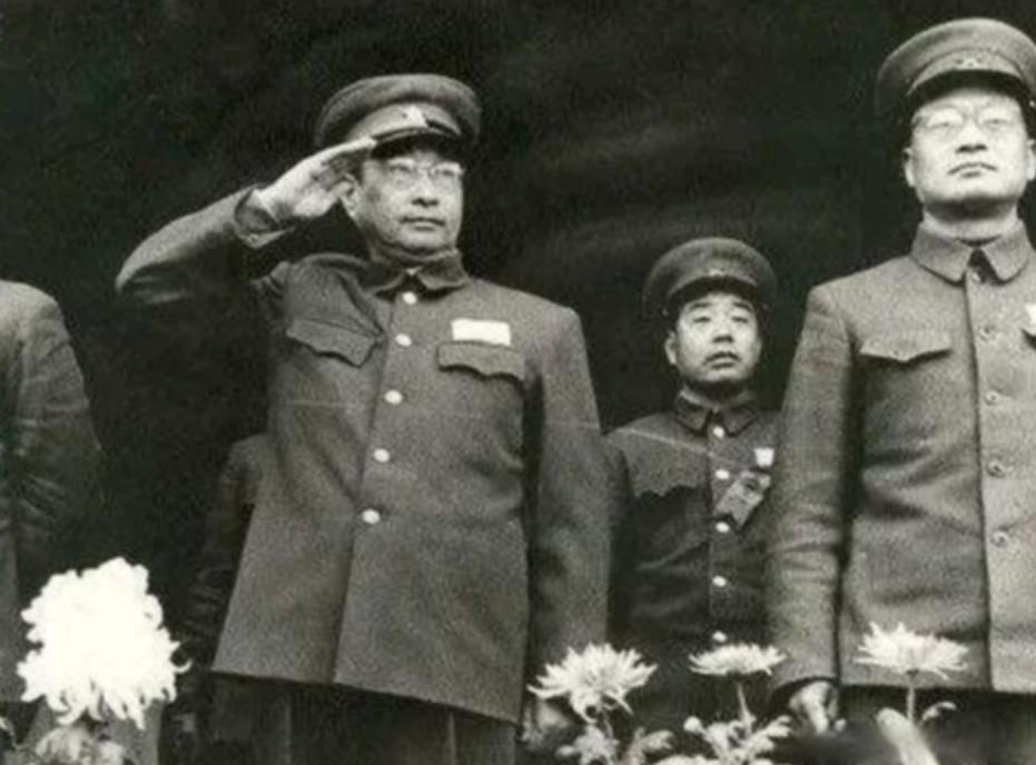 1953年，陈赓的车在哈尔滨被一个交警拦下，他直接拉开车门坐到车里，随后对司机说