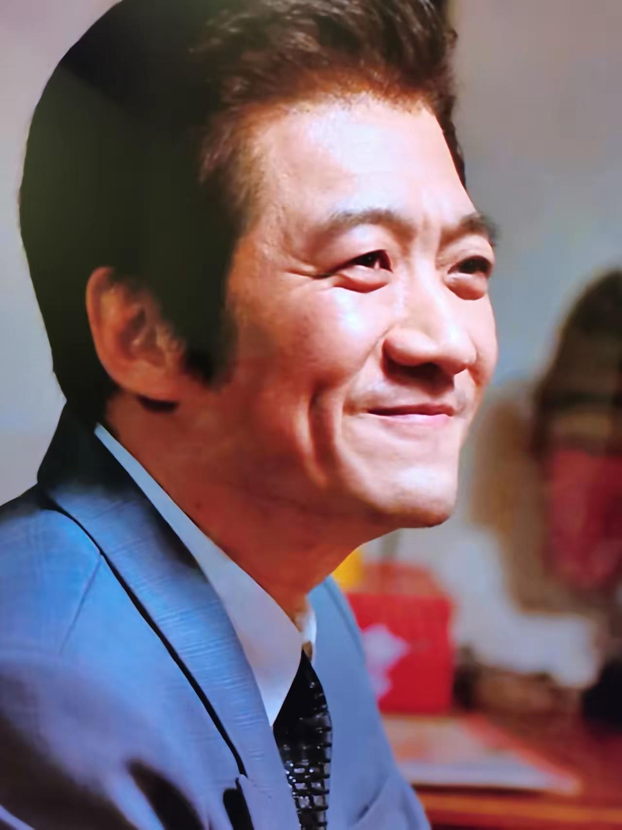 才在王宝强主演的《棋士》里看到这个有点凶煞恶神的警队队长面孔，又在《老舅》里再次