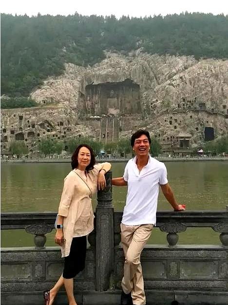 刷到这对夫妻时，先认出来的总是女方。
她早年演过不少影视剧，脸一出现，很多老观众