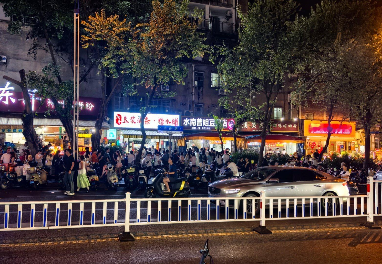 柳州一处著名打卡点，已经火了六七年了。凌晨一点多，大几十个年轻人还在排队打卡网红