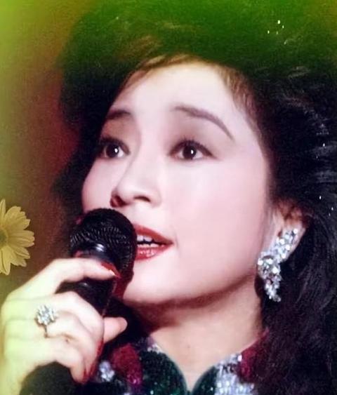 1983年，何鸿燊给徐小凤颁奖，直勾勾的盯着她丰满的身材说：“你挣了这么多钱，今