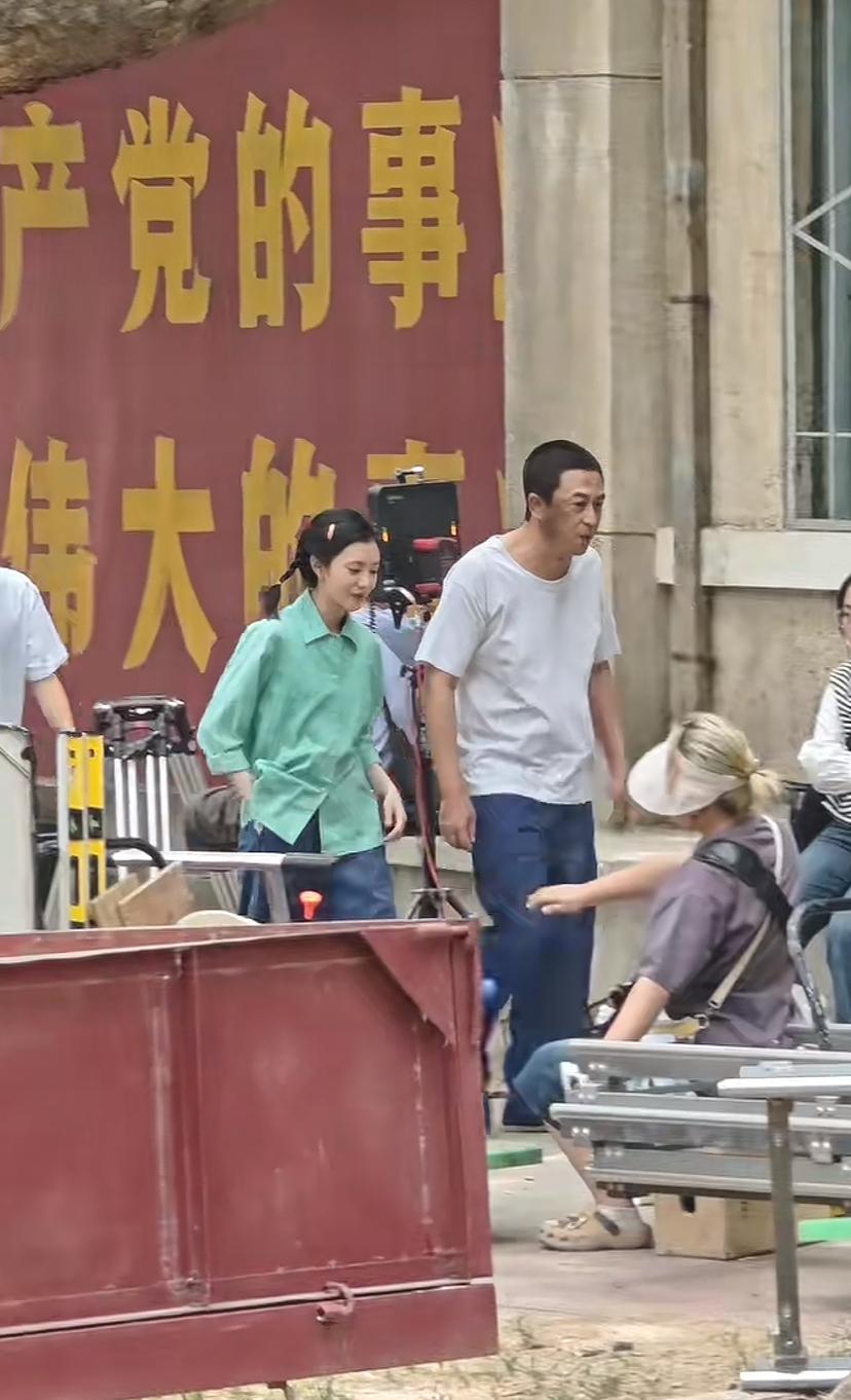 天呐，张嘉益的背越来越驼了，难怪他这两年演戏不多，应该是在修养身体吧。
张嘉益患