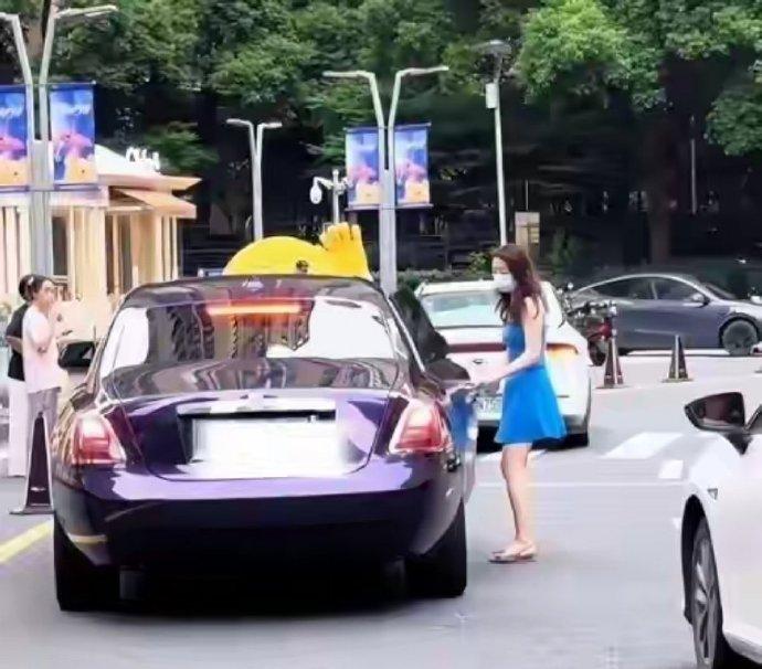 娃哈哈掌舵人宗馥莉开紫色劳斯莱斯出门，加上身材在线，真是太显眼了，堪称一道靓丽的
