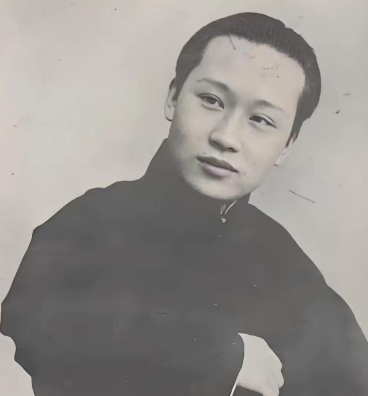 1918 年，京剧大师荀慧生娶妻，入洞房后，迫不及待将新娘抱床上。不料，红盖头一