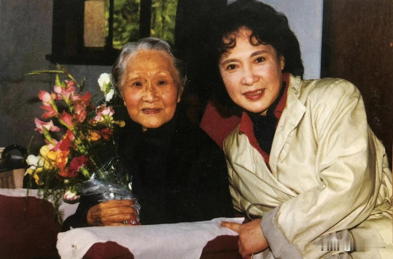 跟秦怡合影的两位电影界前辈是谁？