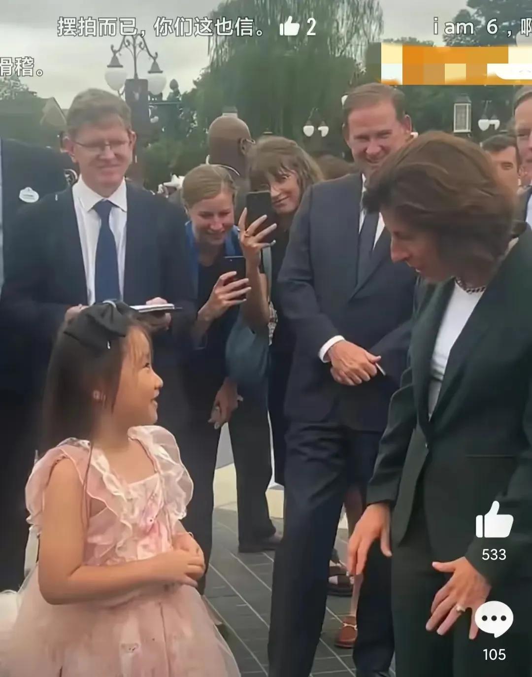 雷蒙多邂逅小女孩并相谈甚欢，上海的小女孩让无数妈妈们羡慕不已。
很多人觉得这个情