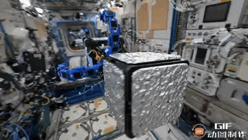 用于清除宇宙垃圾（空间碎片）的创新机器人技术“REACCH系统” 8条金属臂的末