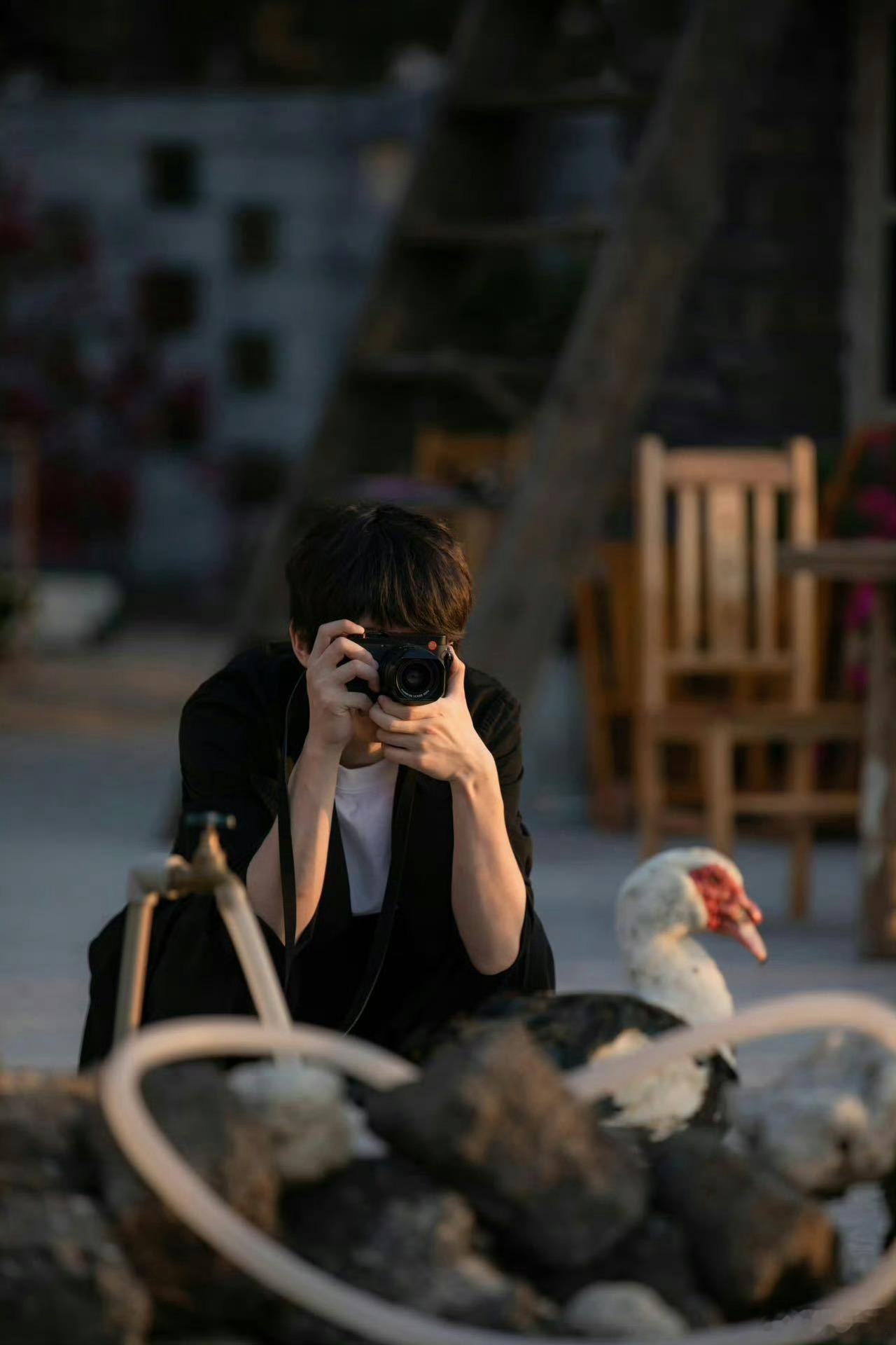 刘昊然开启“萌宠召唤术”！评论区秒变全球萌物图鉴，从家猫到水牛，应有尽有。这场跨