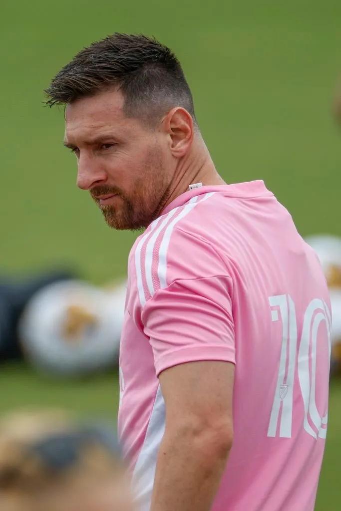 粉红系梅西，也真的很耐看！[捂脸][捂脸][捂脸]特别是那种陶醉的表情，令人浮想