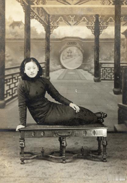 女子肖像，上海 ​​​