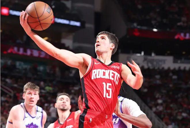 谢泼德打弱队，往往都没什么问题，基本上都能打出不错的表现。在面对强队时，谢泼德倒